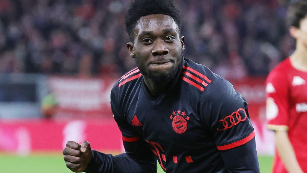 Alphonso Davies, celebrando un gol con el Bayern Múnich en la temporada 2022/2023