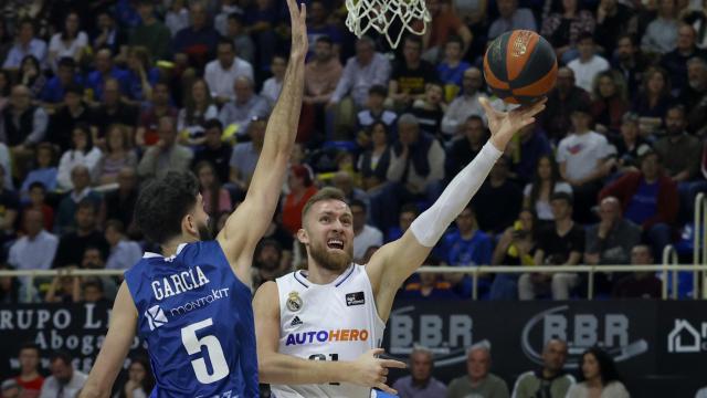 Musa entra a canasta en el partido del Real Madrid ante el Fuenlabrada.