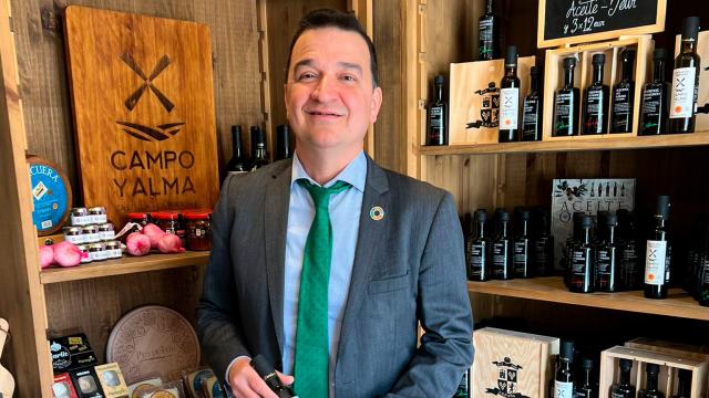 El consejero de Agricultura, Agua y Desarrollo Rural de Castilla-La Mancha, Francisco Martínez Arroyo, ha visitado el espacio de Campo y Alma en Puy du Fou