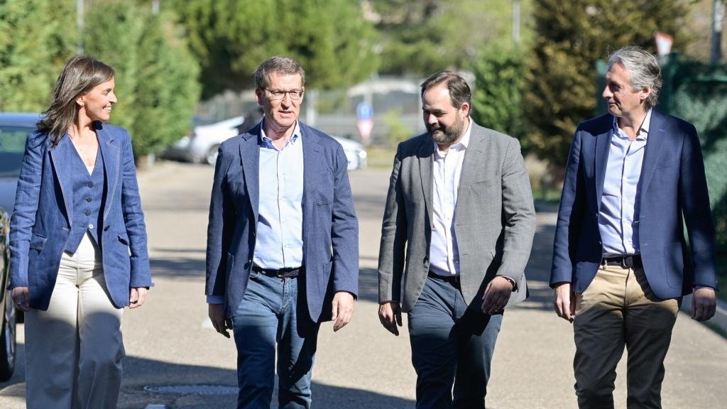 De izq a der: Carmen Fúnez, Alberto Núñez Feijóo, Paco Núñez e Íñigo de la Serna, este domingo en la presentación del programa marco del PP para el 28-M.
