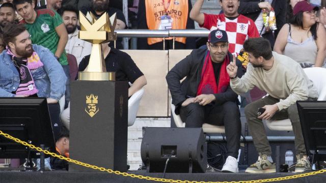 Ibai Llanos y Gerard Piqué, este domingo en el Camp Nou durante la final de la Kings League.
