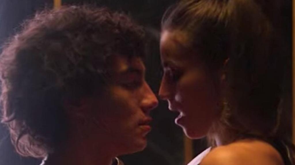 A la izquierda, Lucía y Tábata, de IntimAct; a la derecha, una escena de Élite.