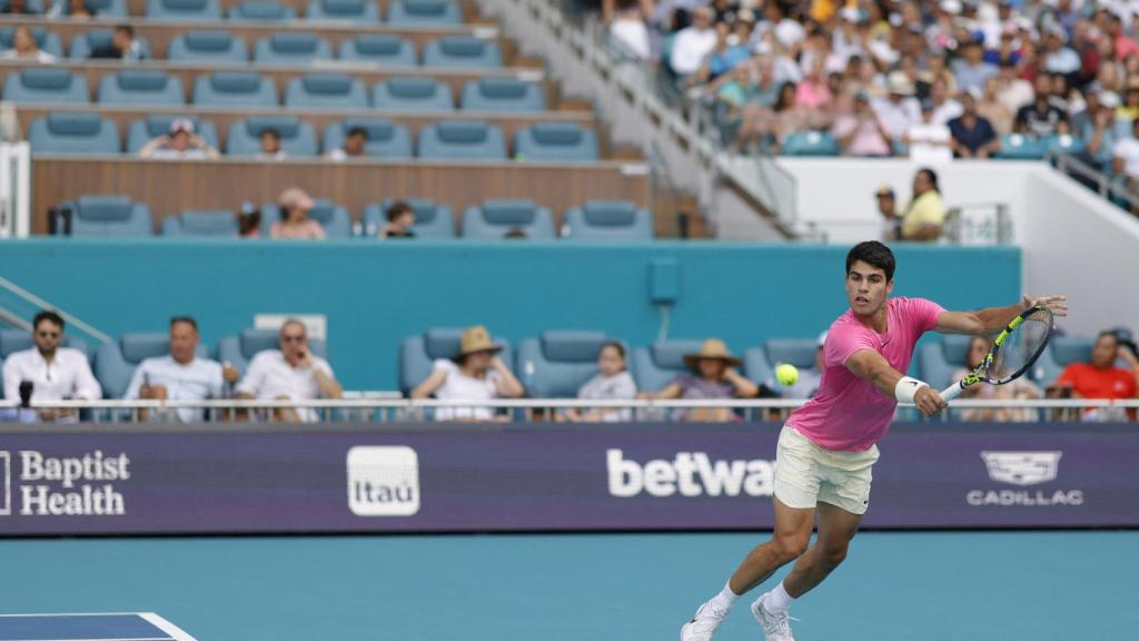 Alcaraz, en posición acrobática.