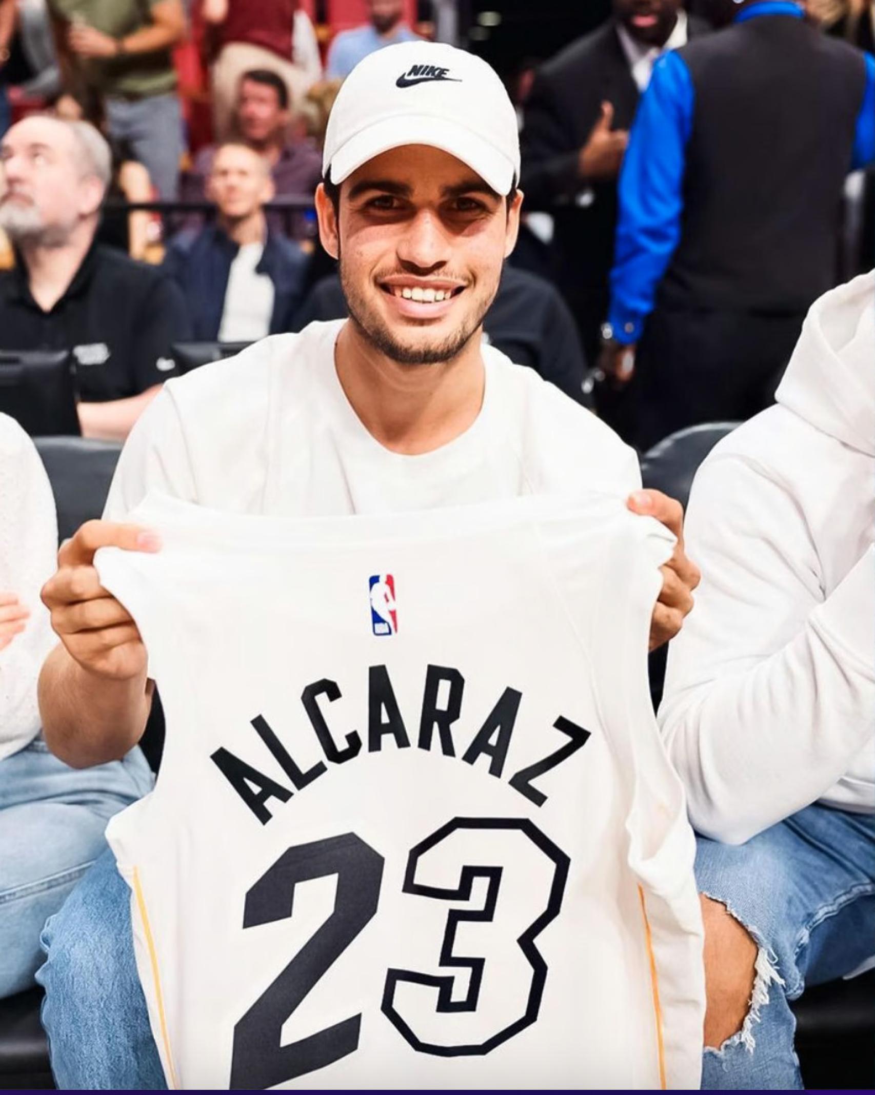 Carlos Alcaraz, a pie de cancha en un partido de los Miami Heat en la NBA