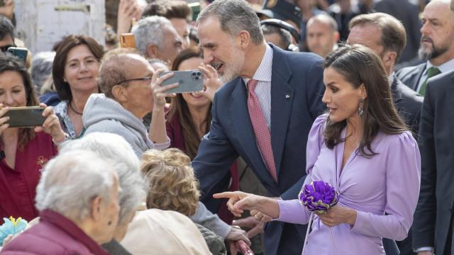 Los Reyes de España a su llegada a la plaza de Fragela (Cádiz), en la que está ubicado el teatro Falla, donde inaugurarán hoy la IX edición del Congreso Internacional de la Lengua Española (CILE). Foto: Román Ríos / EFE