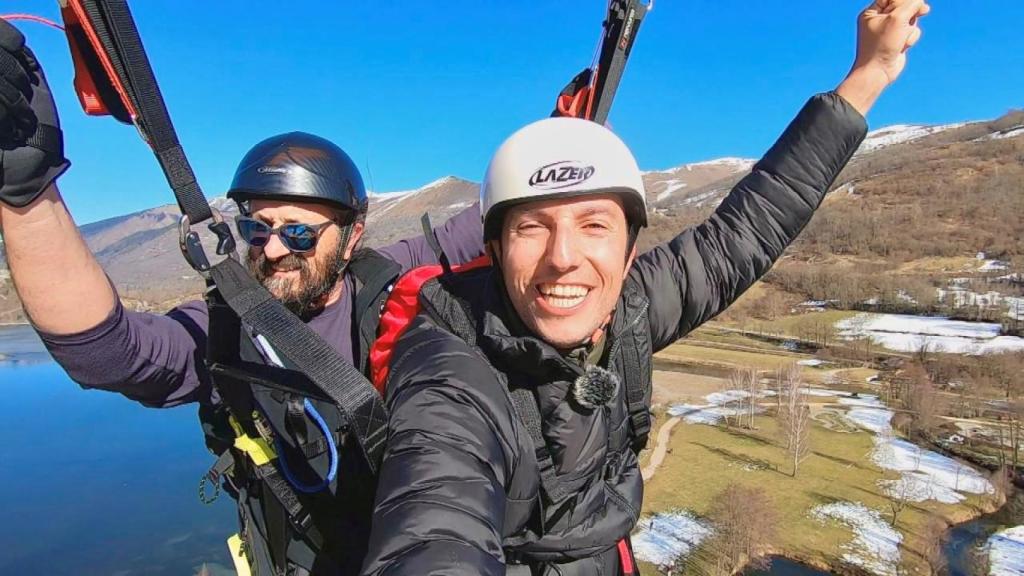 Un momento de la experiencia en parapente.