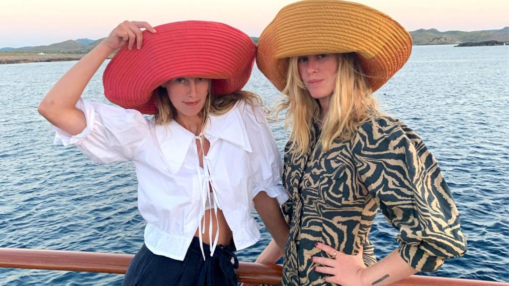 Las hermanas Aguirre, con sus sombreros, en una foto de redes.