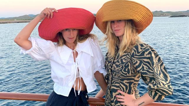 Las hermanas Aguirre, con sus sombreros, en una foto de redes.