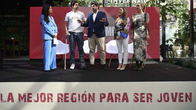 Fernando López Miras, este lunes, junto a unos jóvenes, en la presentación del 'Plan Impulsamos la Juventud'.