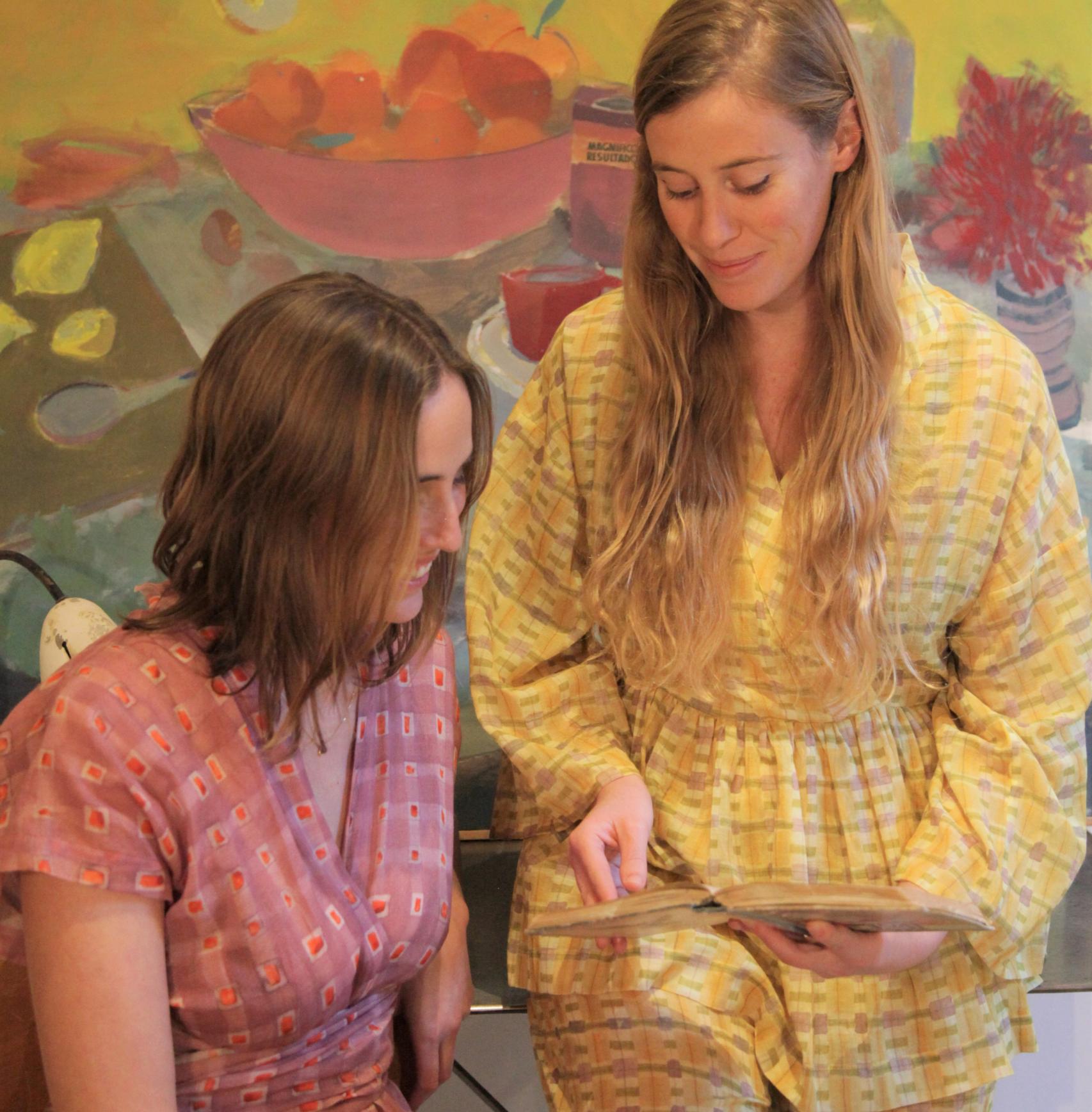 Las hermanas Aguirre, eligiendo diseños.