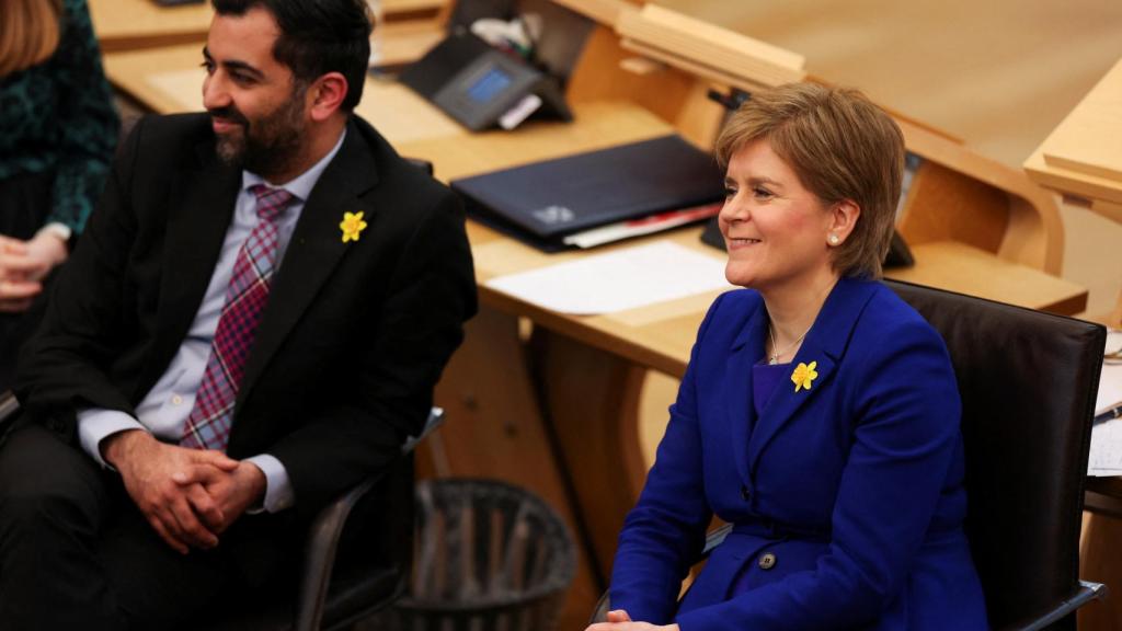 Humza Yousaf junto a Nicola Sturgeon la semana pasada