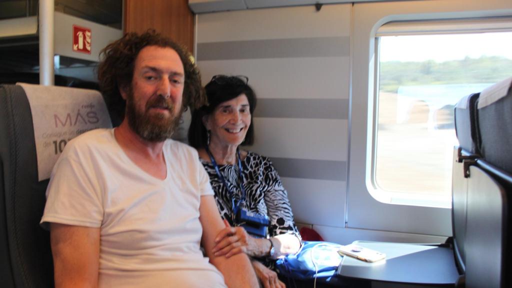 Leo y su acompañante, viajan desde Alicante a Madrid en el primer Avlo.