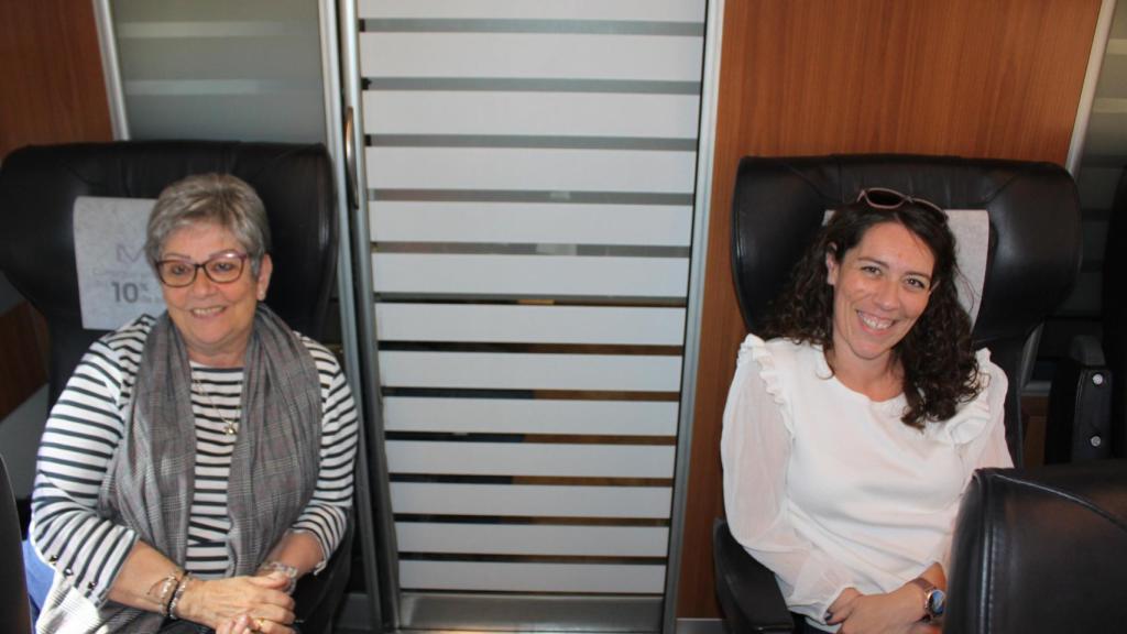 Toñi y Gema, madre e hija, viajan en el primer Avlo de Alicante.