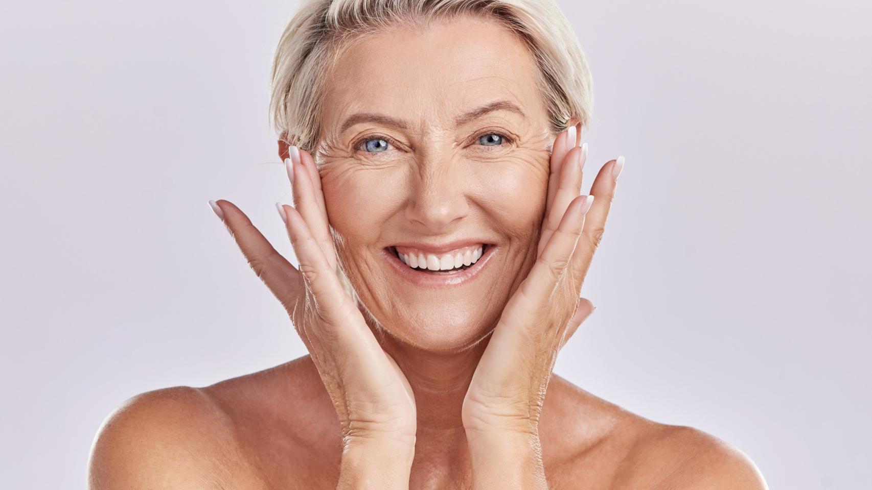 Mujer aplicándose productos de belleza