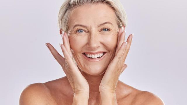 Mujer aplicándose productos de belleza