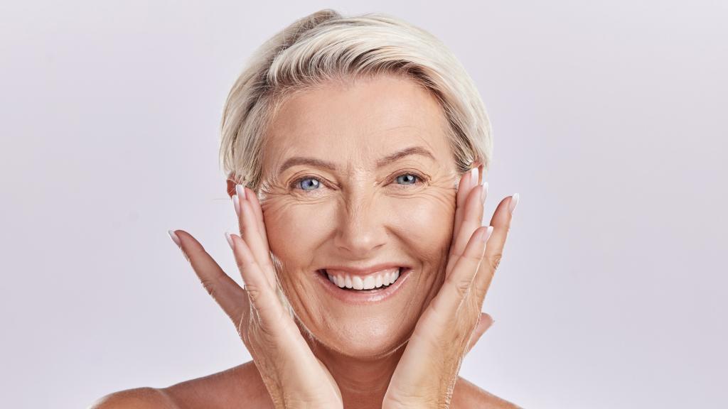 Mujer aplicándose productos de belleza