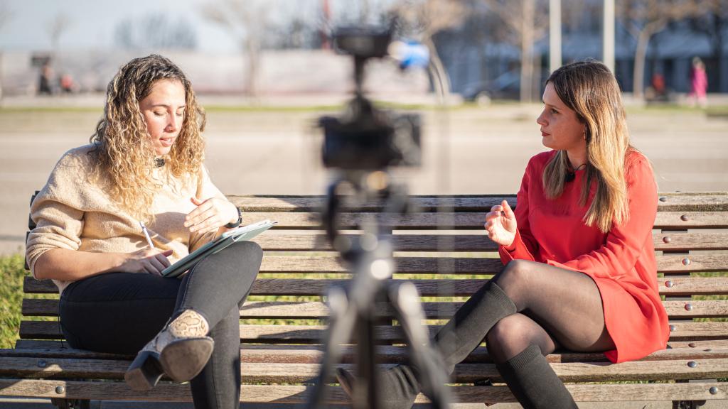 Irene P. Nova, de la sección Madrid Total, durante una entrevista con Alejandra Jacinto, candidata de Unidas Podemos a la Comunidad de Madrid.