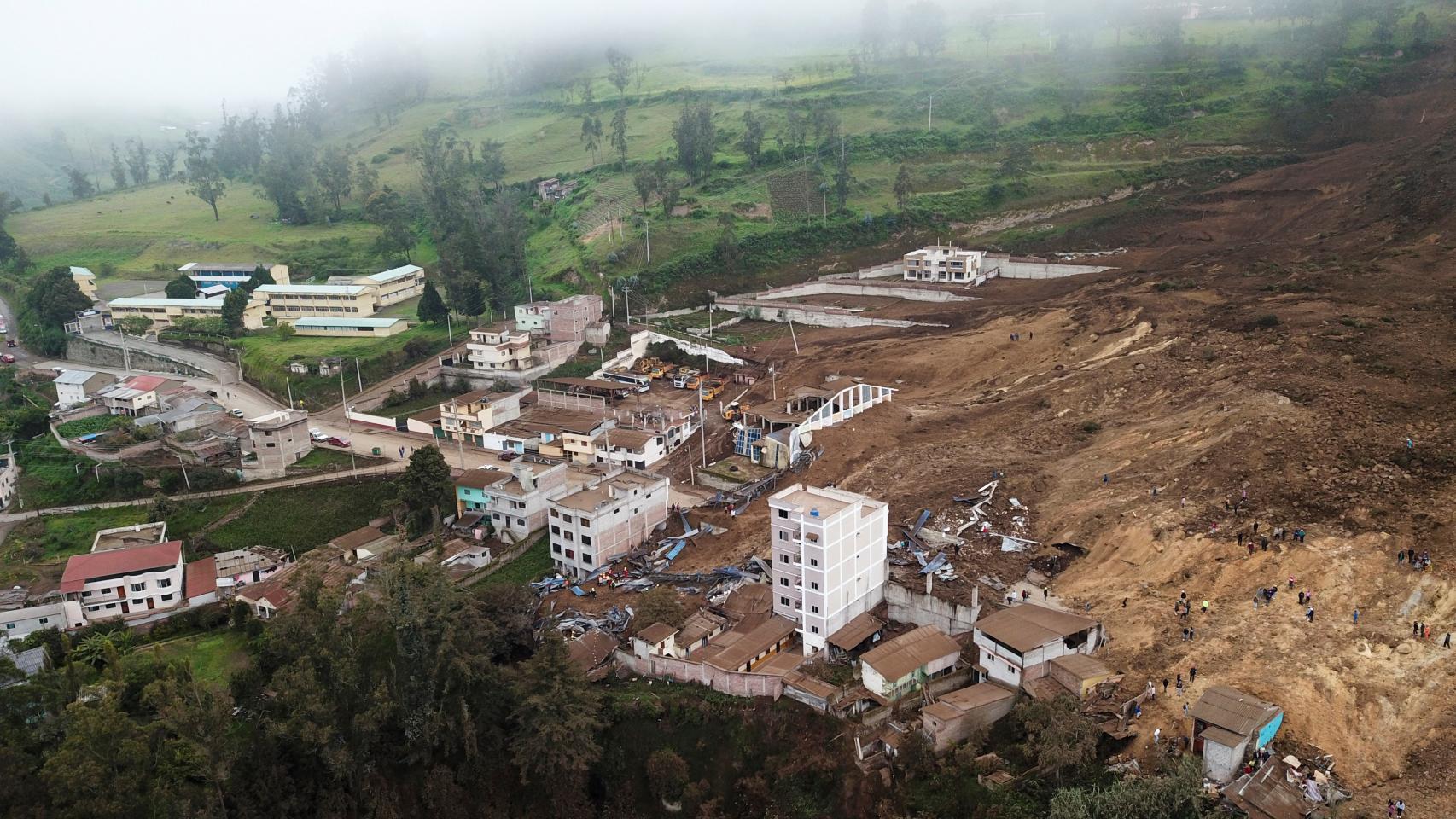 Vista del lugar del desprendimiento de tierra en Alausí (Ecuador), este lunes.