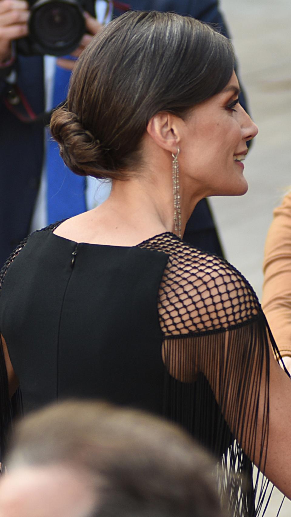 El moño bajo y los pendientes de Letizia.