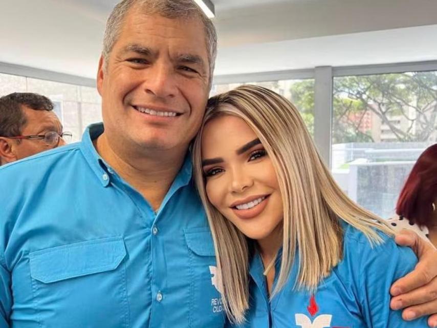 Mafer Vargas junto al líder del movimiento Revolución Ciudadana, el expresidente ecuatoriano Rafael Correa.