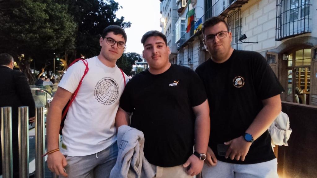 Daniel, junto a sus dos amigos, antes de entrar en la estación de Atarazanas.