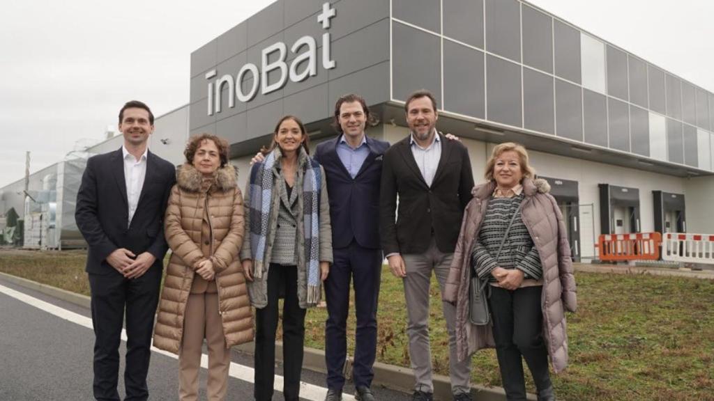 Óscar Puente junto a Reyes Maroto con los representantes de Inobat