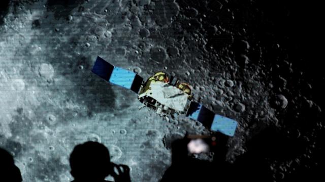 Imágenes de la misión Chang'e 5 proyectadas en el Observatorio Astronómico Nacional de la Academia China de Ciencias de Pekín.