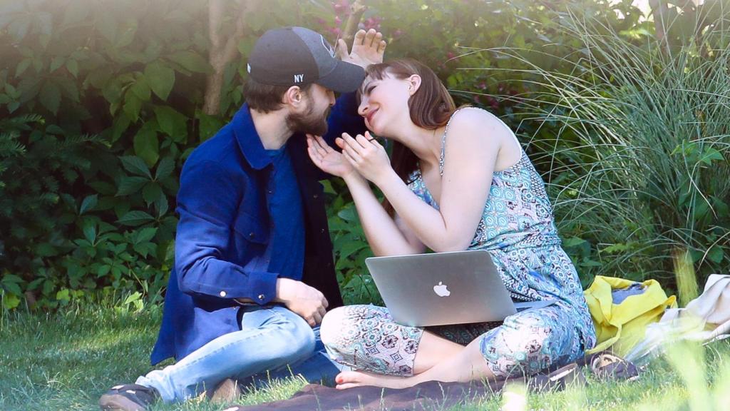Daniel Radcliffe y Erin Darke, en actitud cariñosa.