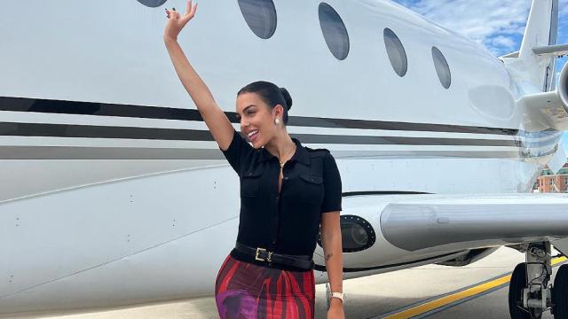 Georgina Rodríguez junto a su avión, en una imagen compartida en su perfil de Instagram.