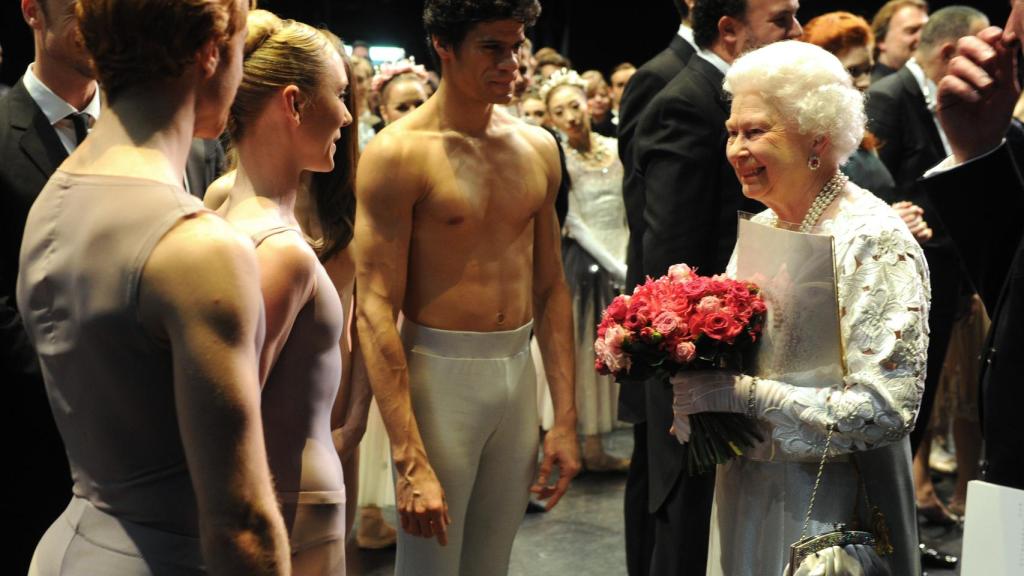 La reina Isabel II en la Royal Opera House, durante su Jubileo de Oro.