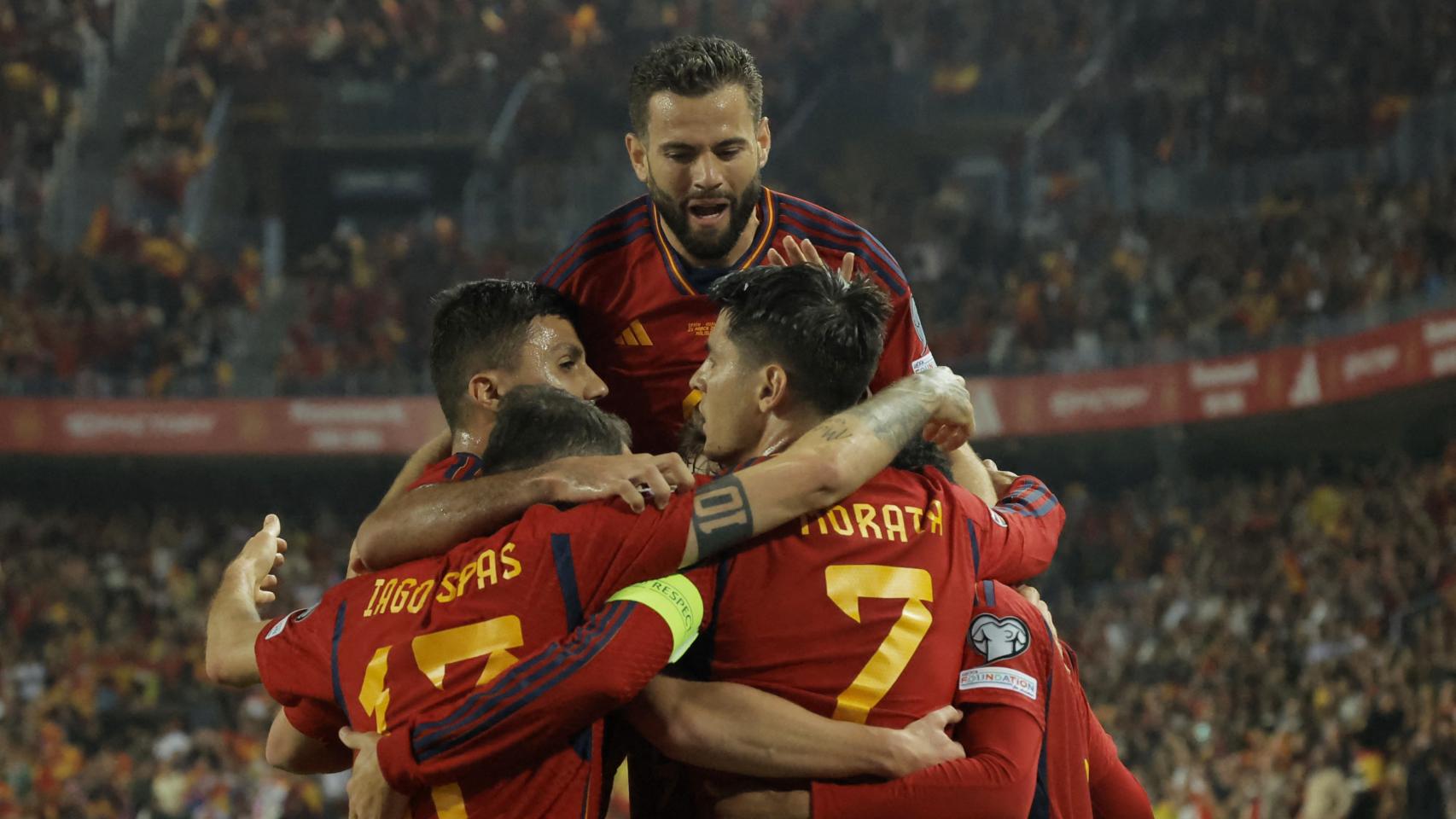 Los jugadores de la Selección celebran uno de los goles de España.
