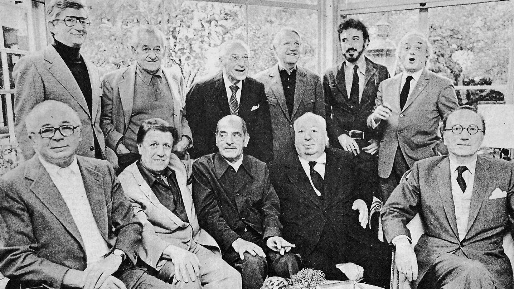 De pie, desde la izquierda, Robert Mulligan, William Wyler, Georges Cukor, Robert Wise, Jean-Claude Carrière y Serge Silberman. Sentados, desde la izquierda, Billy Wilder, Georges Stevens, Luis Buñuel, Alfred Hitchcock y Rouben Mamoulian. Foto: Archivo