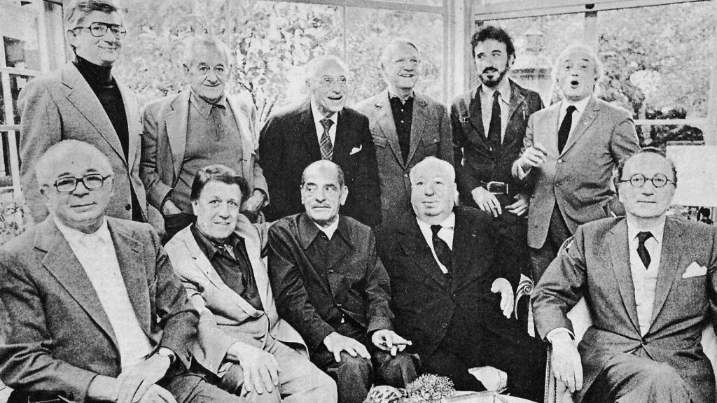 De pie, desde la izquierda, Robert Mulligan, William Wyler, Georges Cukor, Robert Wise, Jean-Claude Carrière y Serge Silberman. Sentados, desde la izquierda, Billy Wilder, Georges Stevens, Luis Buñuel, Alfred Hitchcock y Rouben Mamoulian. Foto: Archivo