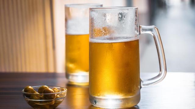 Imagen de archivo de dos jarras de cerveza.
