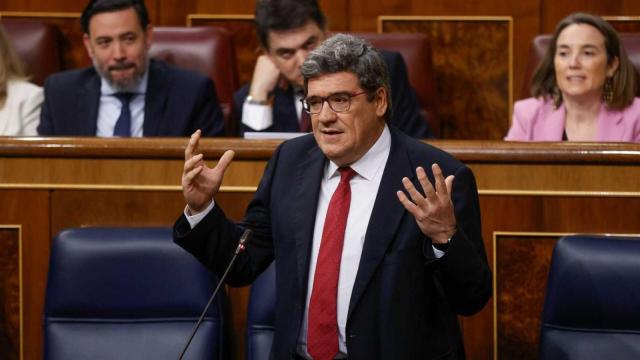 El mimistro José Luis Escrivá, respondiendo a una pregunta en el Congreso de los Diputados desde su escaño.