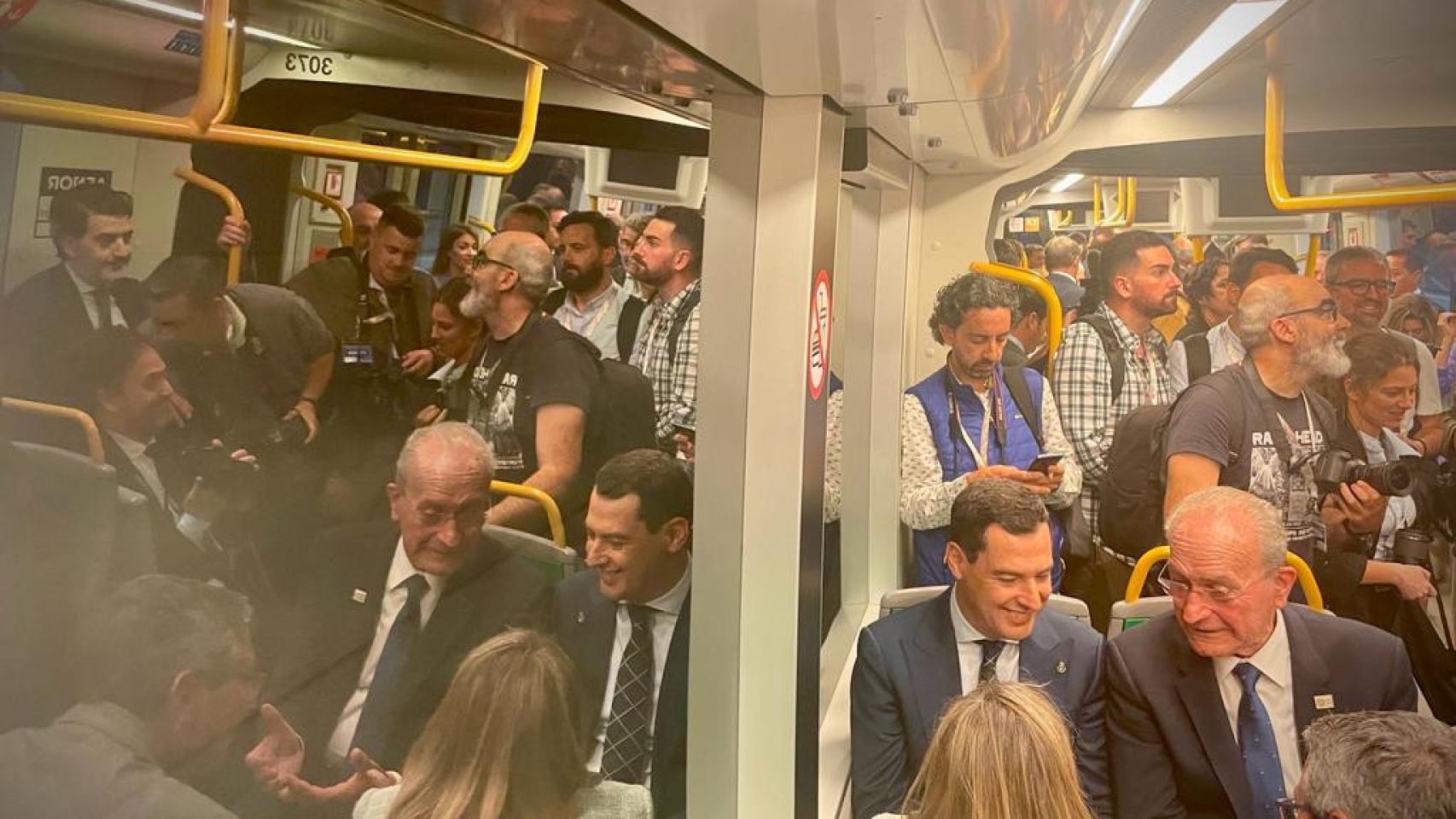Los periodistas han acompañado durante el recorrido inaugural a los representantes institucionales.