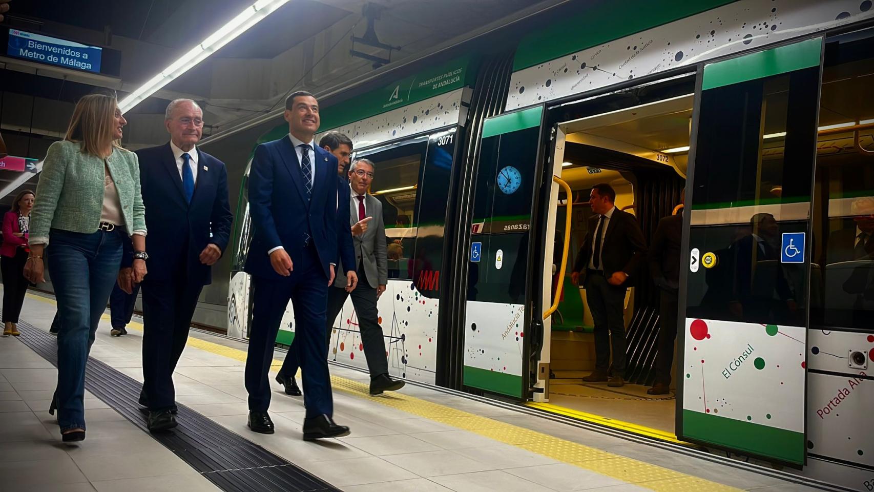 La consejera de Fomento, Marifrán Carazo; el alcalde de Málaga, Francisco de la Torre, y el presidente de la Junta de Andalucía, Juan Manuel Moreno Bonilla, en el acto de inauguración del Metro al Centro.