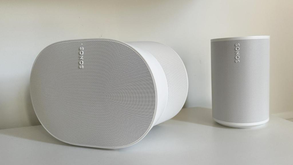 Sonos Era 300 (izq.) y Era 100 (der.)