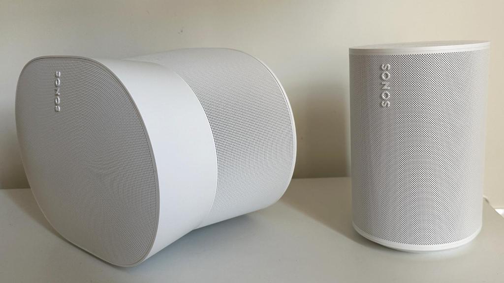 Sonos Era 300 (izq.) y Era 100 (der.)