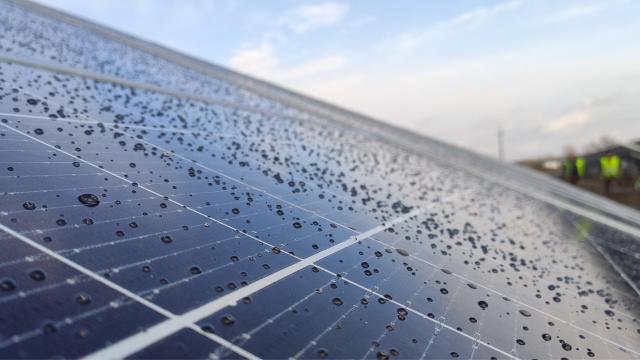 Unos paneles solares mojados por la lluvia.