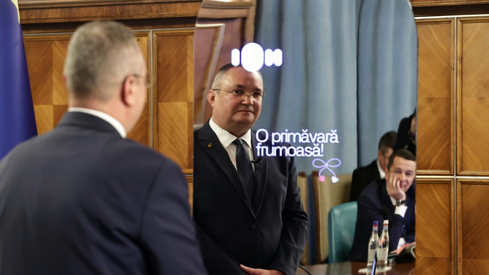 Nicolae Ionel Ciucă, primer ministro rumano, frente a Ion.