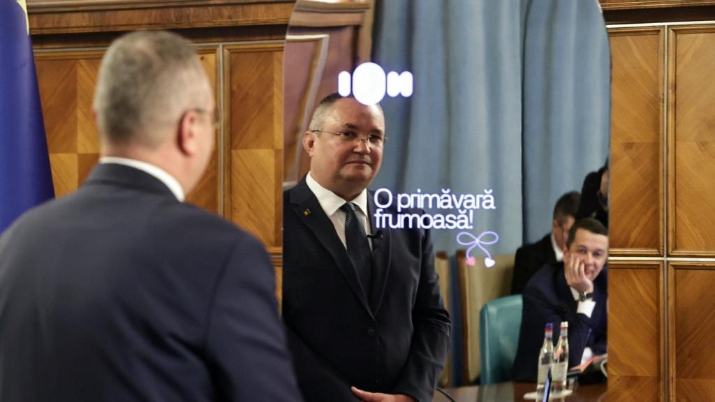 Nicolae Ionel Ciucă, primer ministro rumano, frente a Ion.