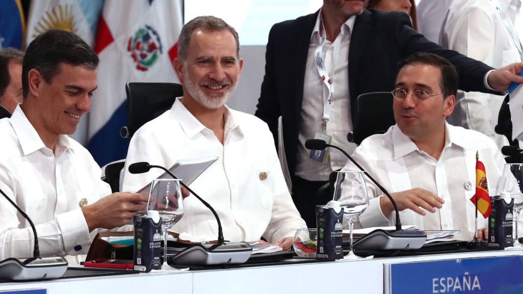 El presidente del Gobierno, Pedro Sánchez, el rey Felipe VI, y el ministro de Exteriores, José Manuel Albares, durante su intervención en la Cumbre Iberoamericana del pasado sábado.
