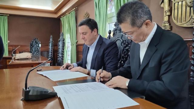 Valentín González Formoso y Qin Long rubricaron el acuerdo esta mañana