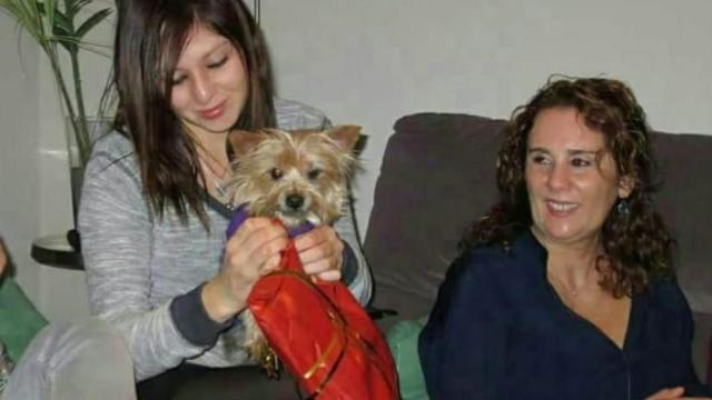 María José, con su perrita, 'Moli', junto a su madre Vilma.