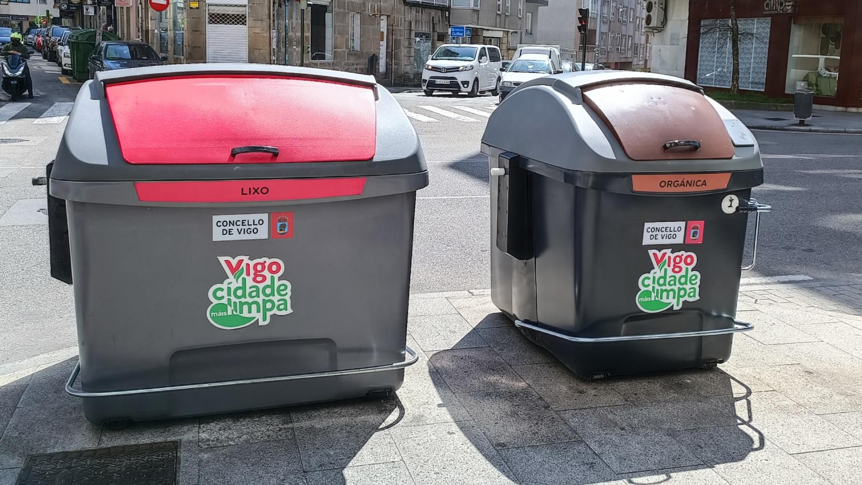 Nuevos contenedores de residuos orgánicos de Vigo (dcha).