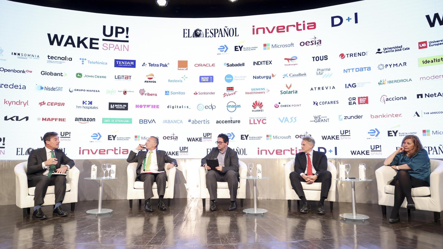 Federico Linares, presidente de EY; Luis Furnells, presidente del Grupo Oesía; Rafa Navarro, editor de D+I; Alberto Granados, presidente de Microsoft y Alicia García Herrero, economista especialista en economía internacional.