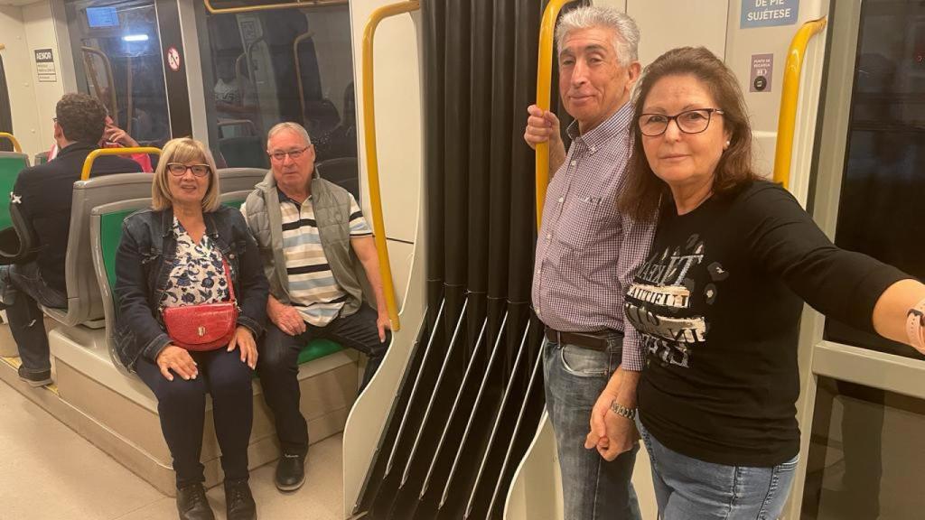 Emmanuel, Encarna, Rosa y José Antonio, en el primer tren del Metro en llegar a Atarazanas.