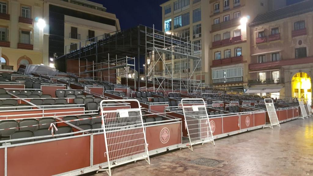 Montaje de la tribuna de la plaza de la Constitución.
