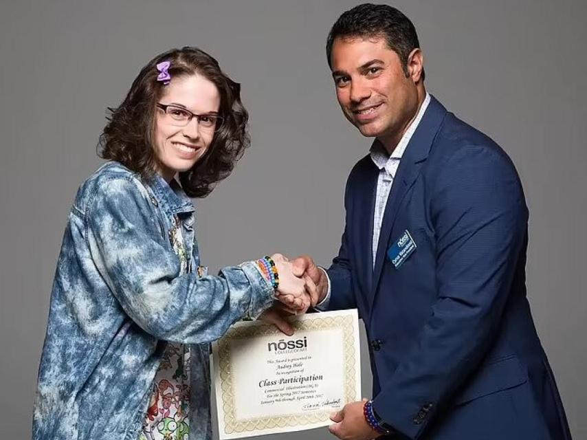 Audrey Hale recibiendo el premio en 2015 el Nossi College of Art.